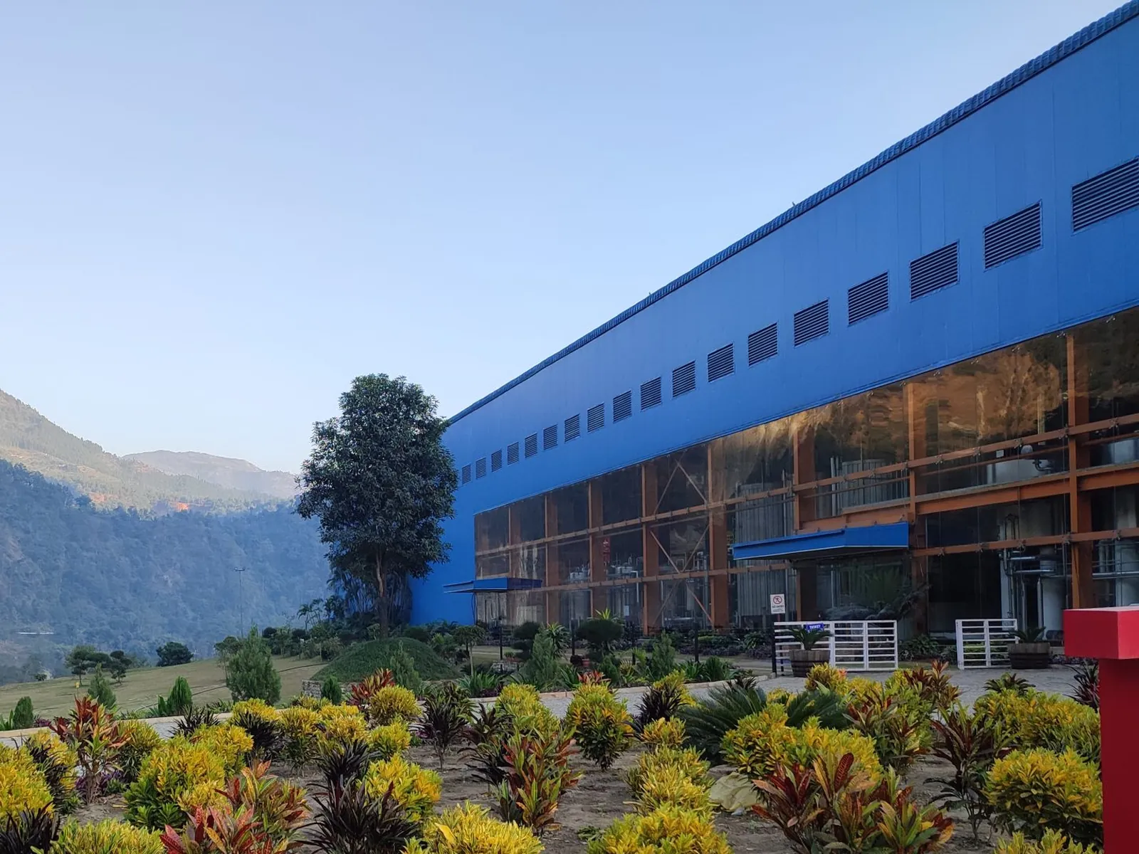 Endüstriyel boya ile boyanmış modern fabrika dış cephesi
